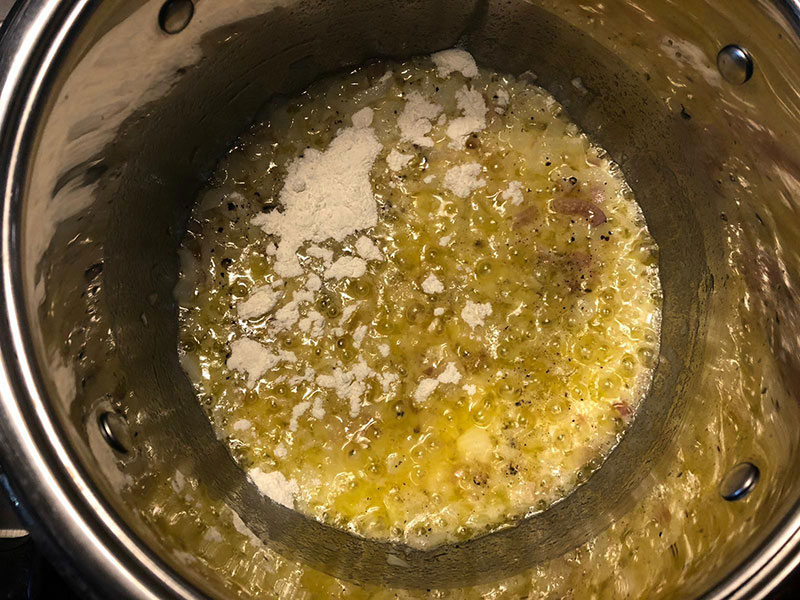 Cuisson de l'oignon dans du beurre fondu