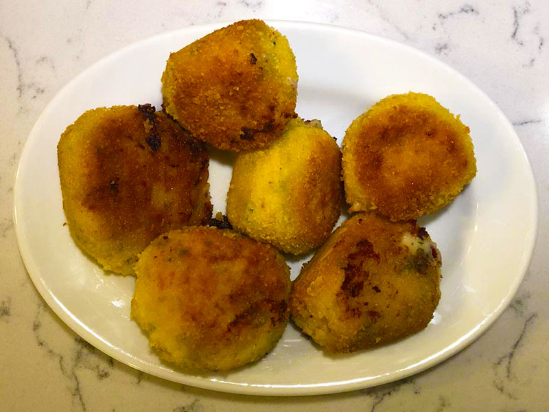 Croquettes de jambon ibérique présentées dans un plat